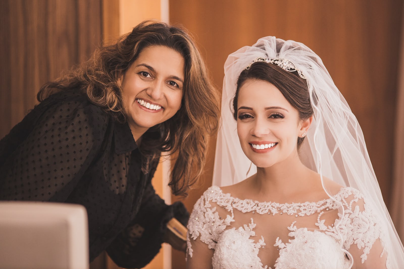 Auridiana ao lado de uma noiva pronta, ambas sorrindo